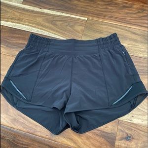 lululemon hottie hot 2.5 in black shorts